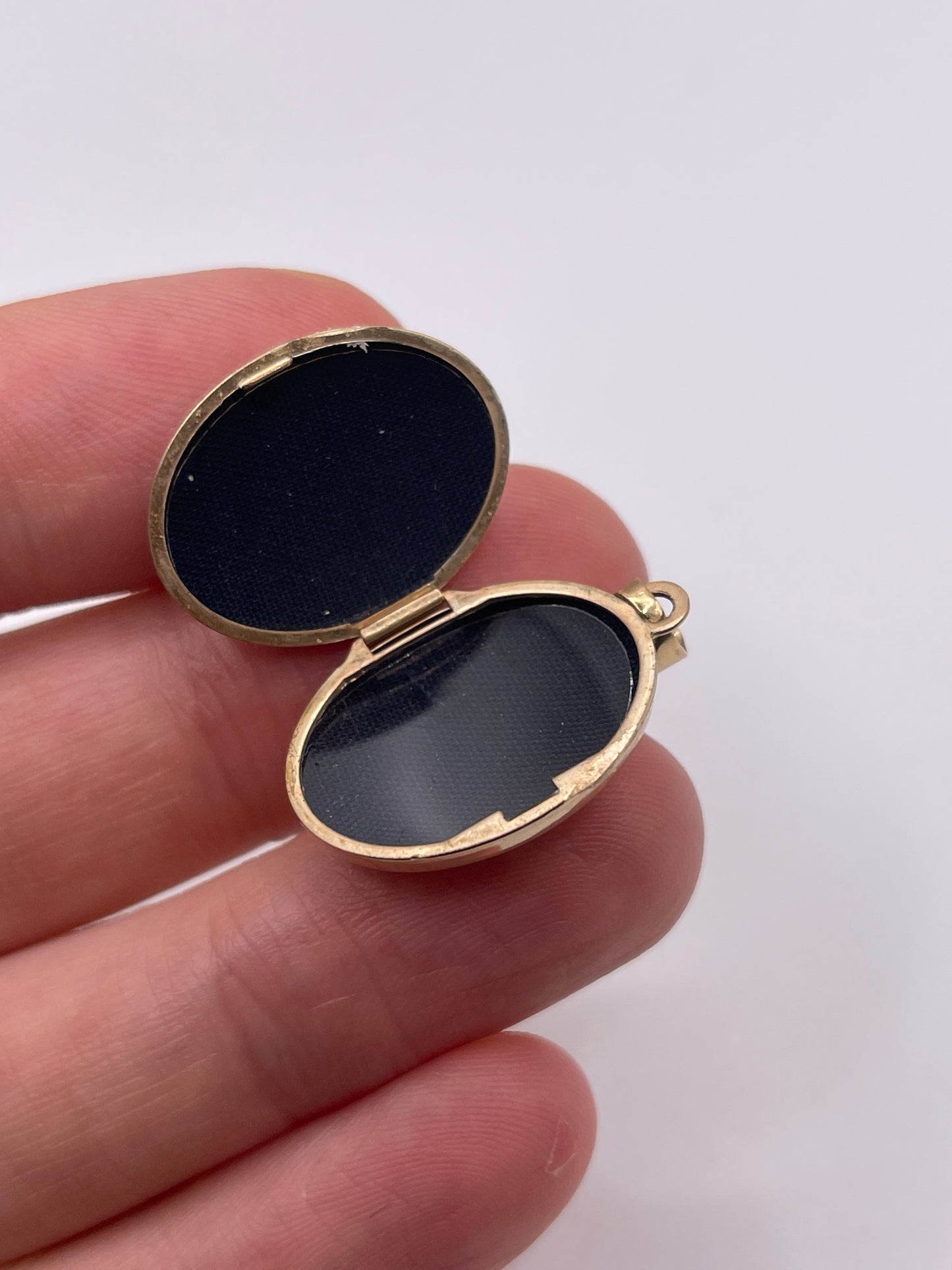 9ct gold locket pendant