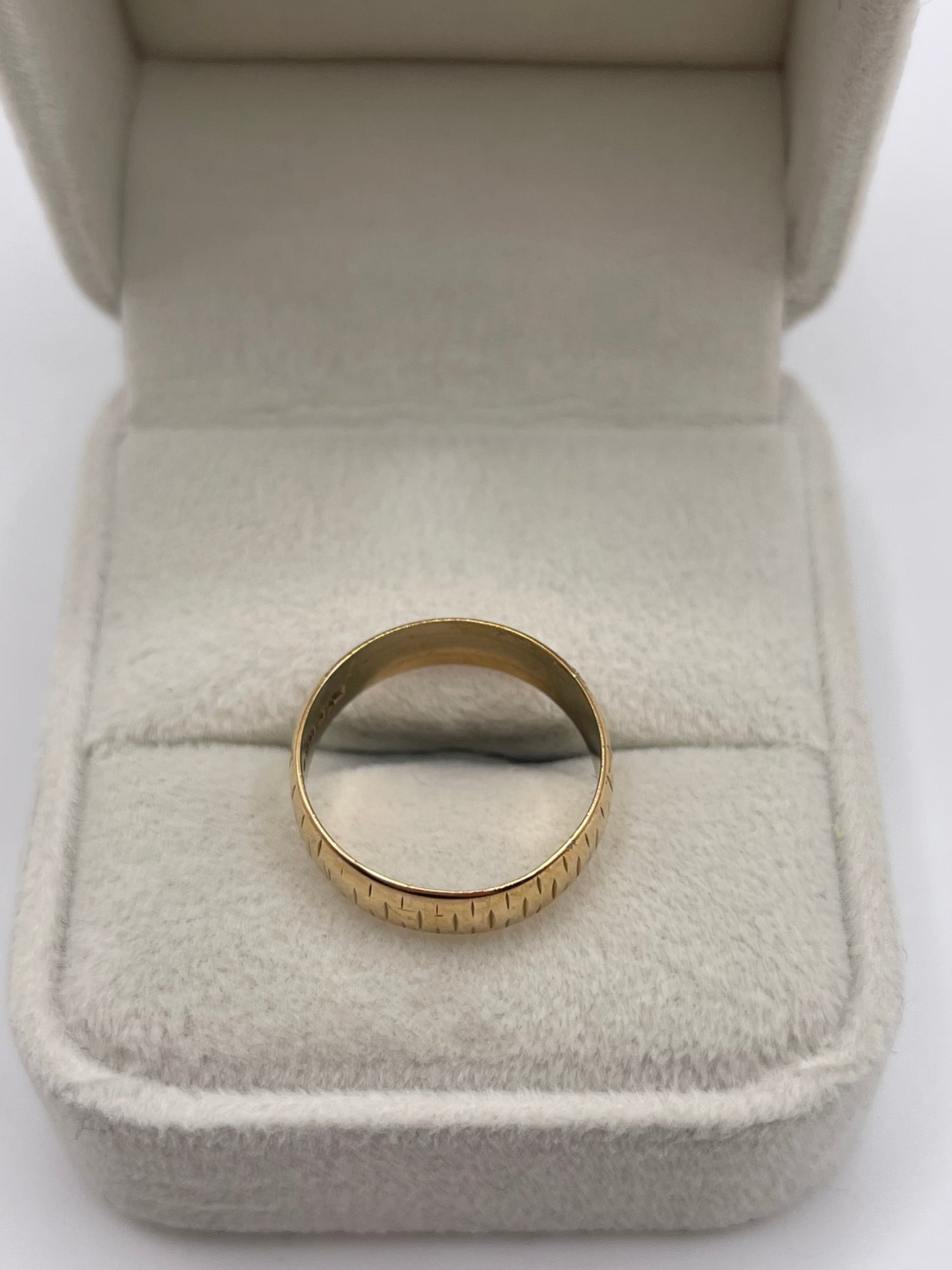 9ct gold patterned band
