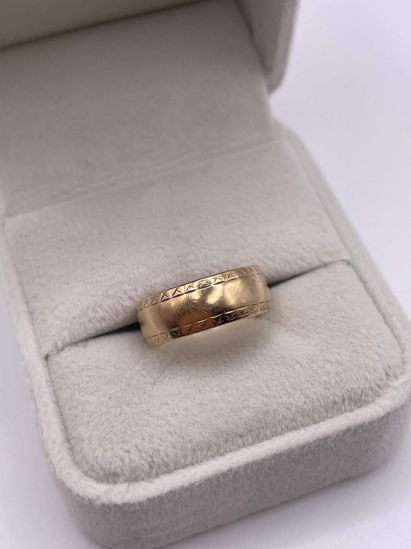 9ct gold patterned band