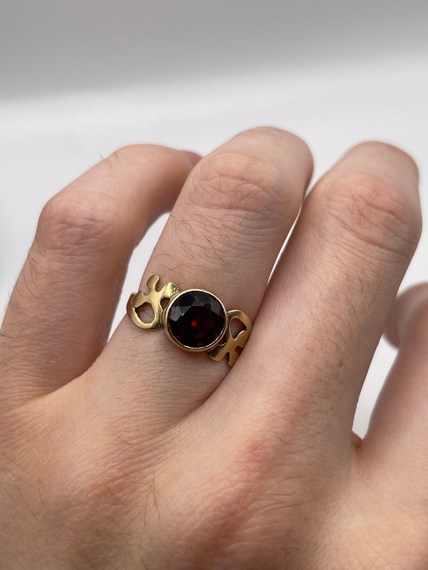 9ct gold garnet ring