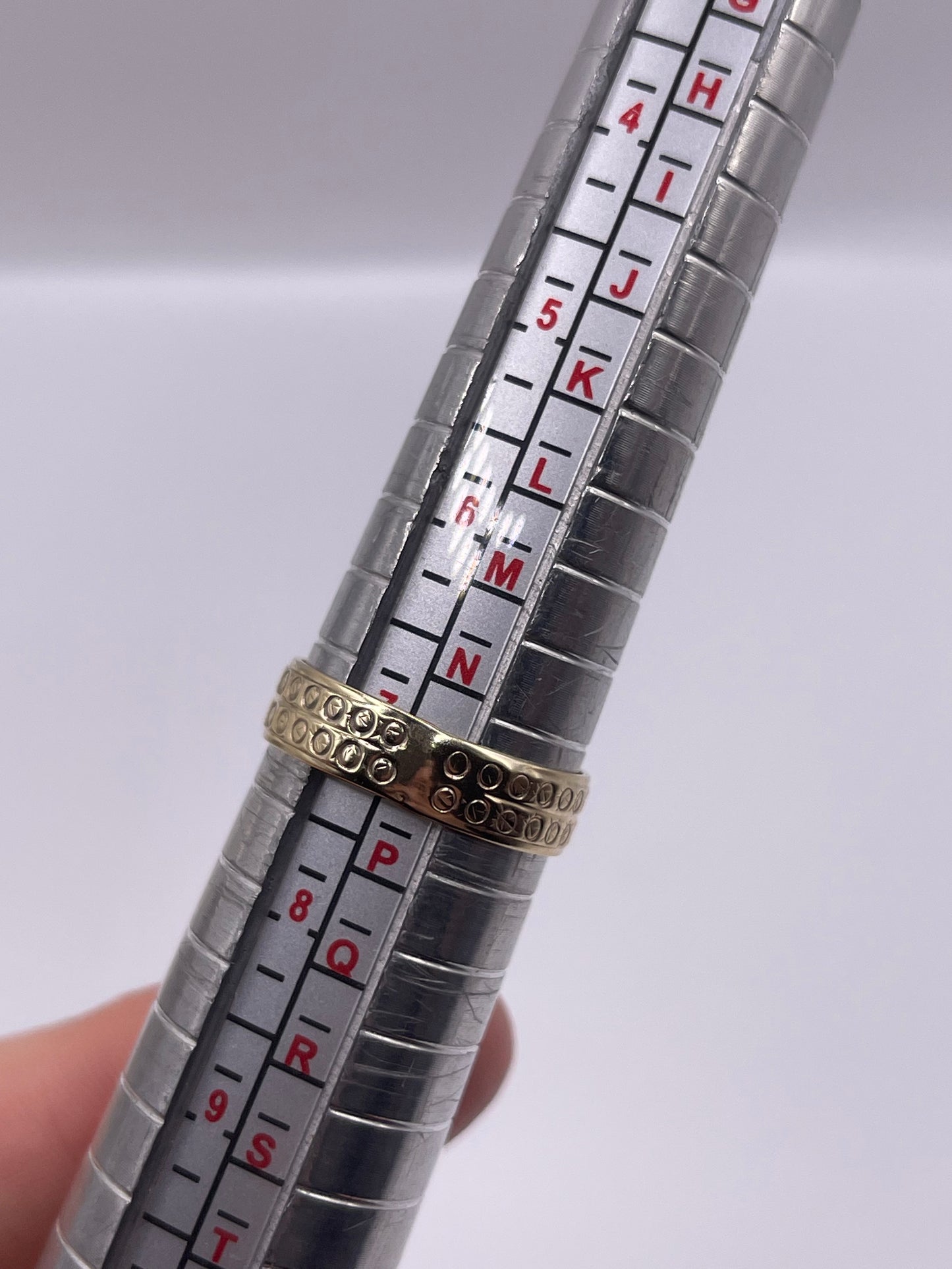 9ct gold patterned band