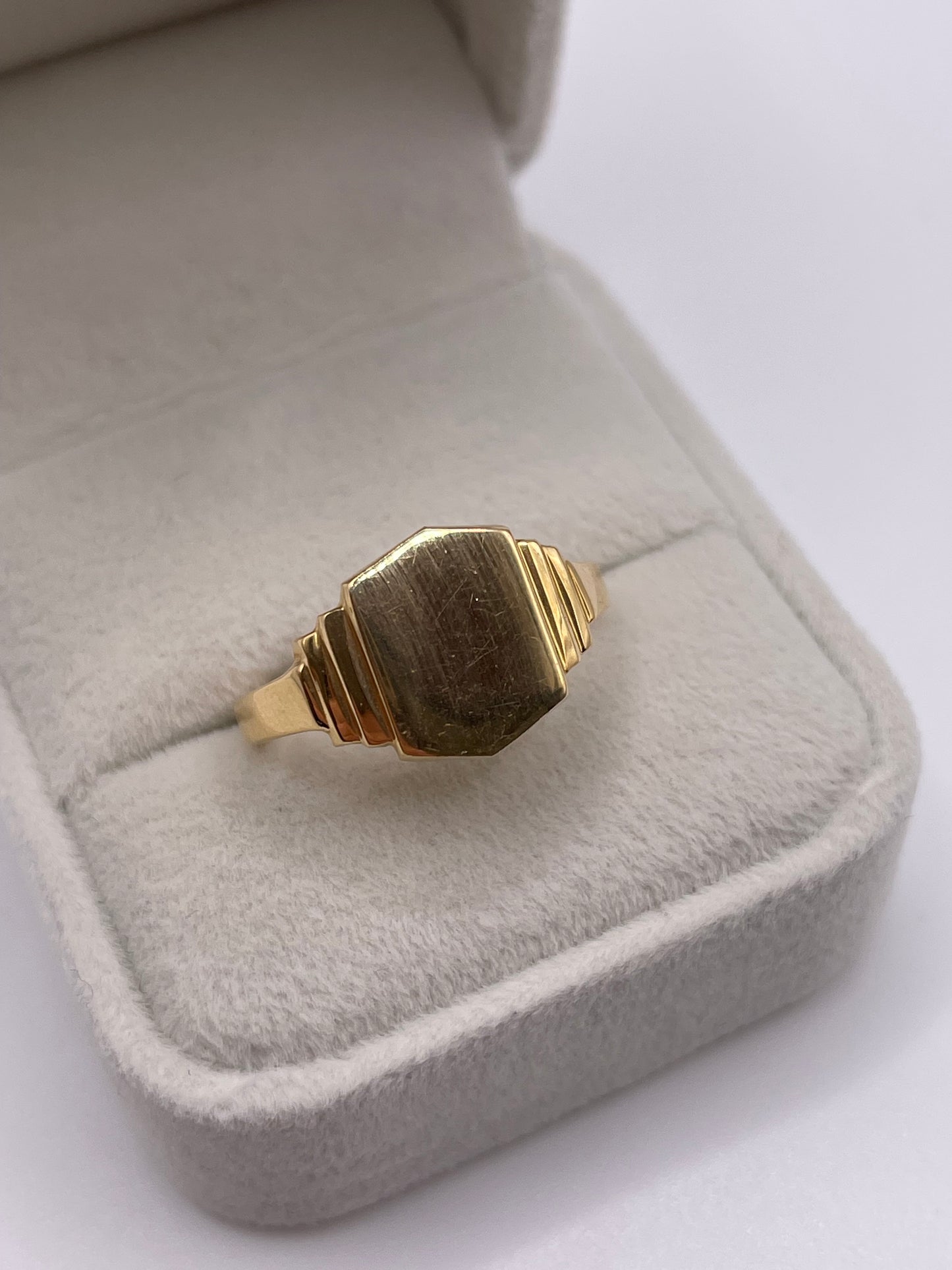Heavy 18ct gold signet ring