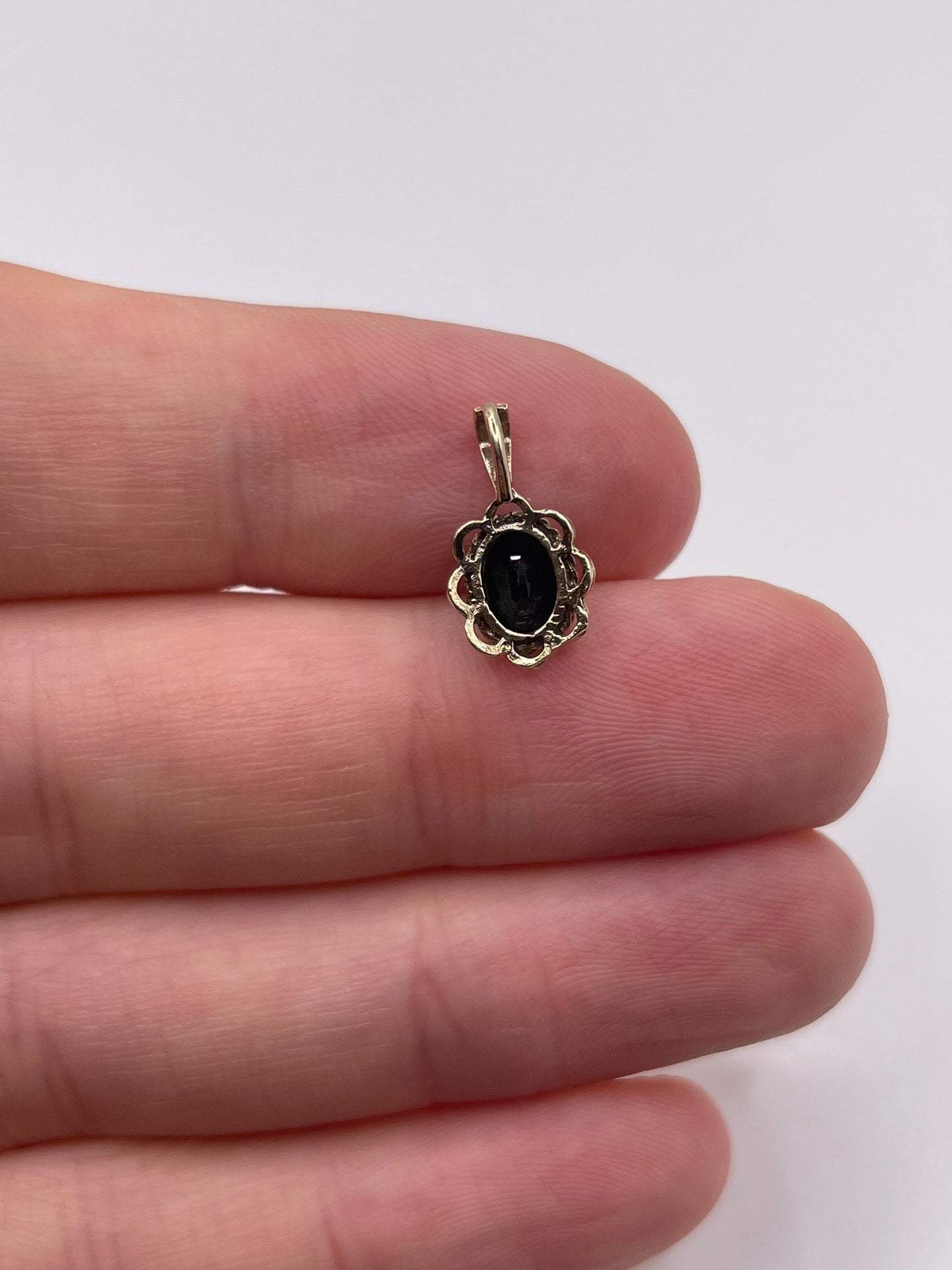 9ct gold sapphire pendant