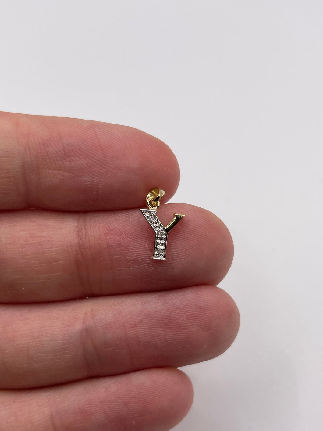 9ct gold diamond initial Y charm