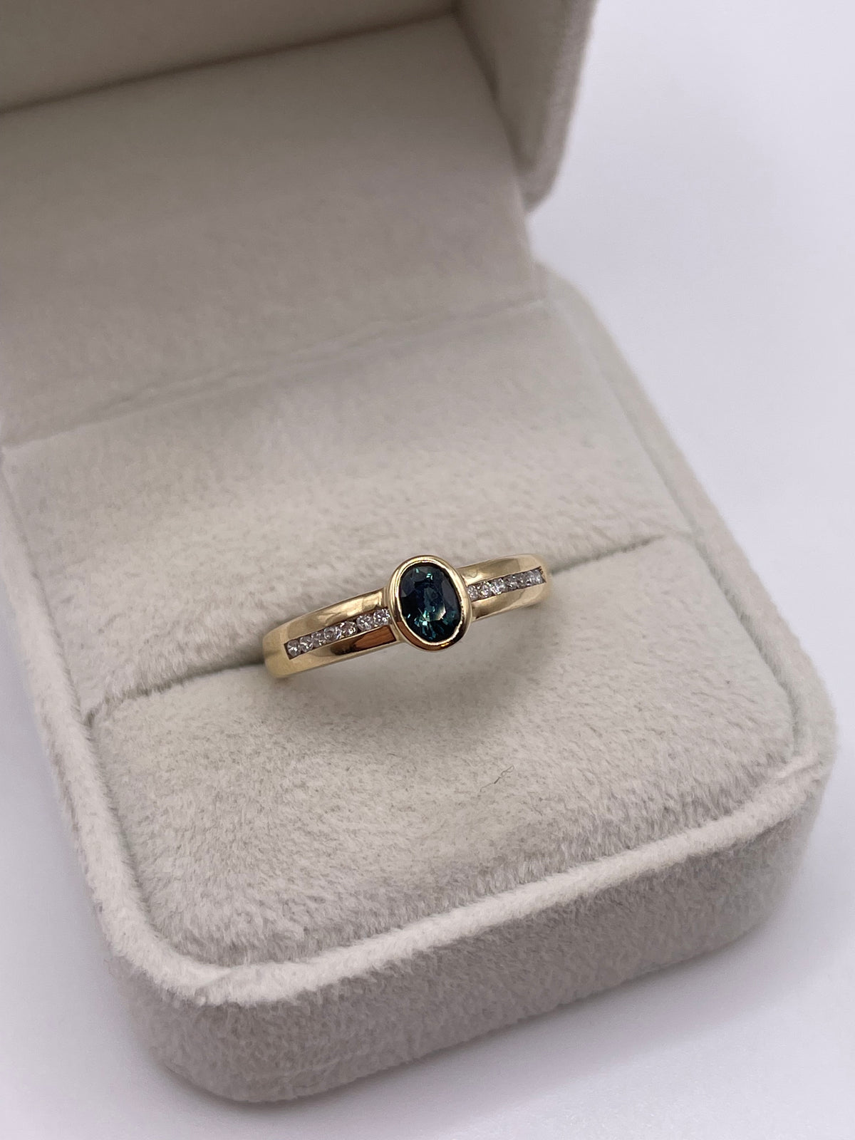 9ct gold sapphire and diamond ring