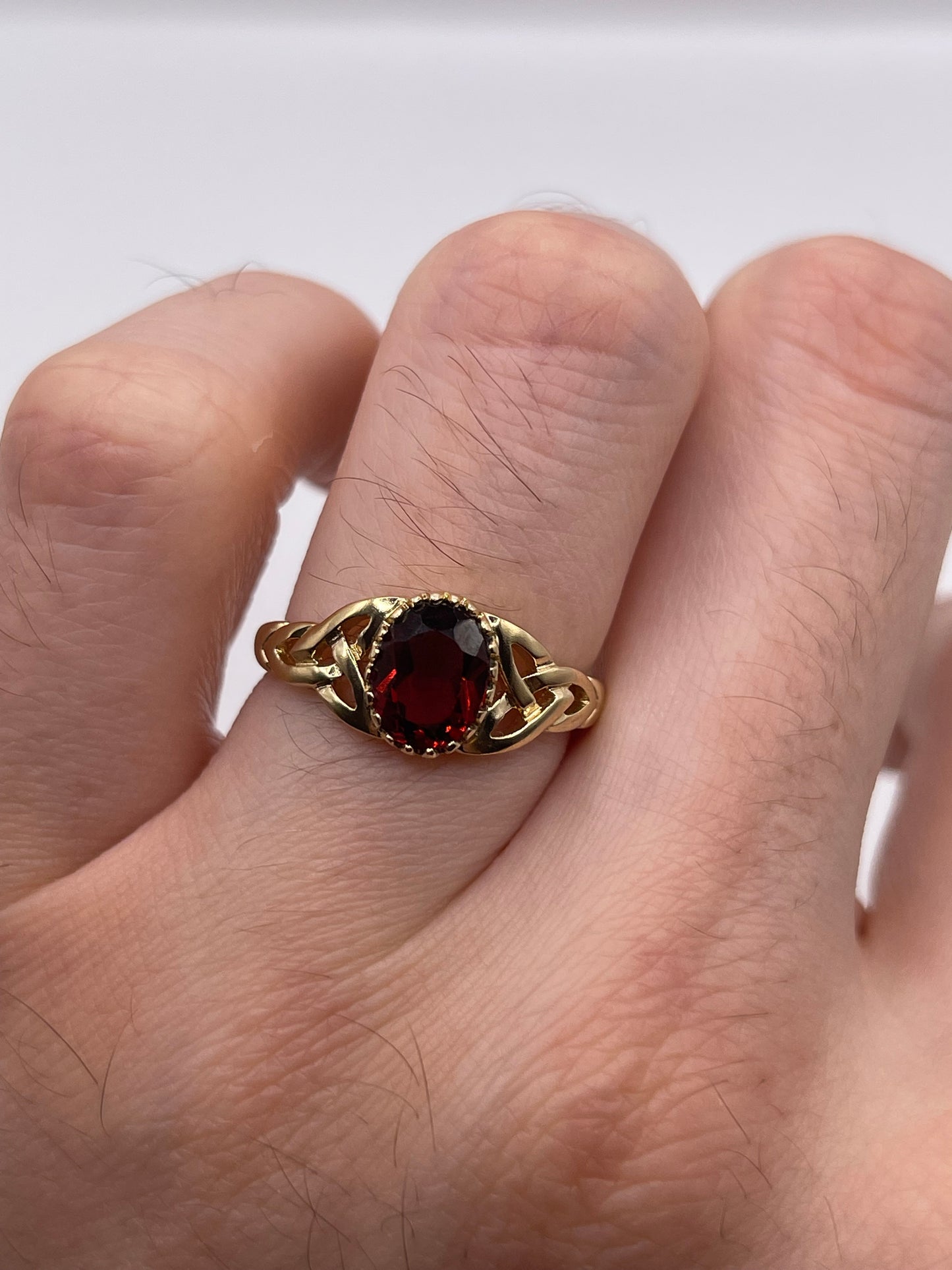 9ct gold garnet ring