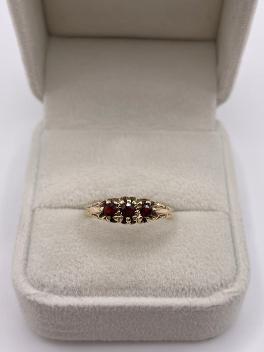 9ct gokd garnet ring