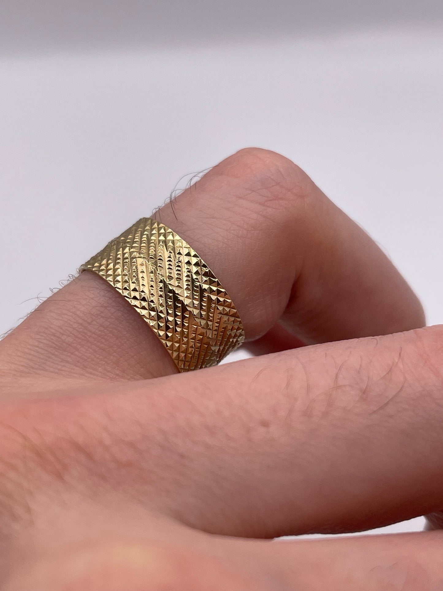 9ct gold patterned band
