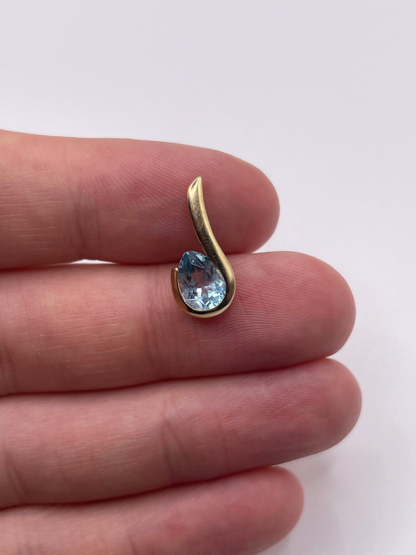 9ct gold topaz pendant