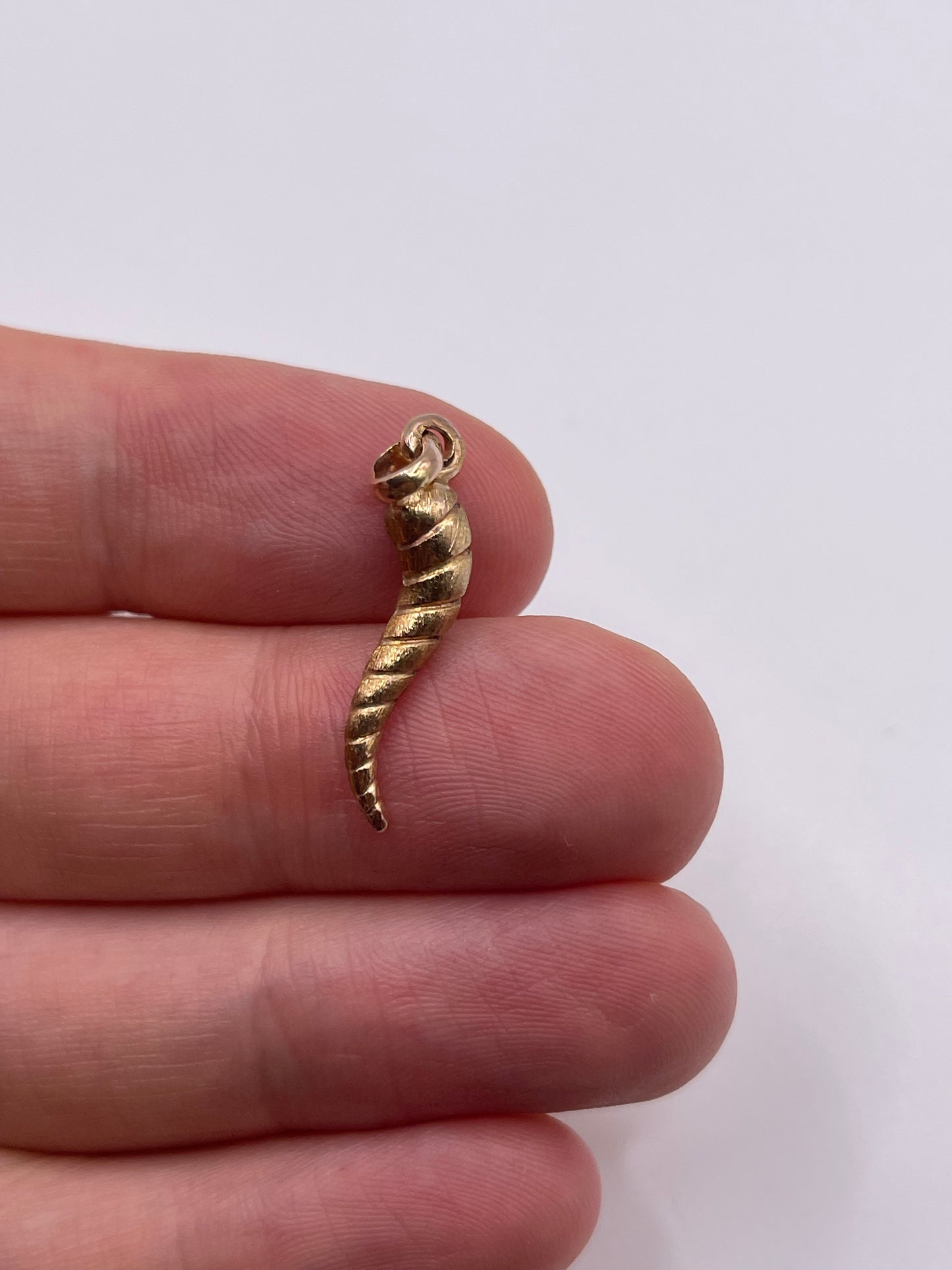 9ct gold horn of plenty pendant