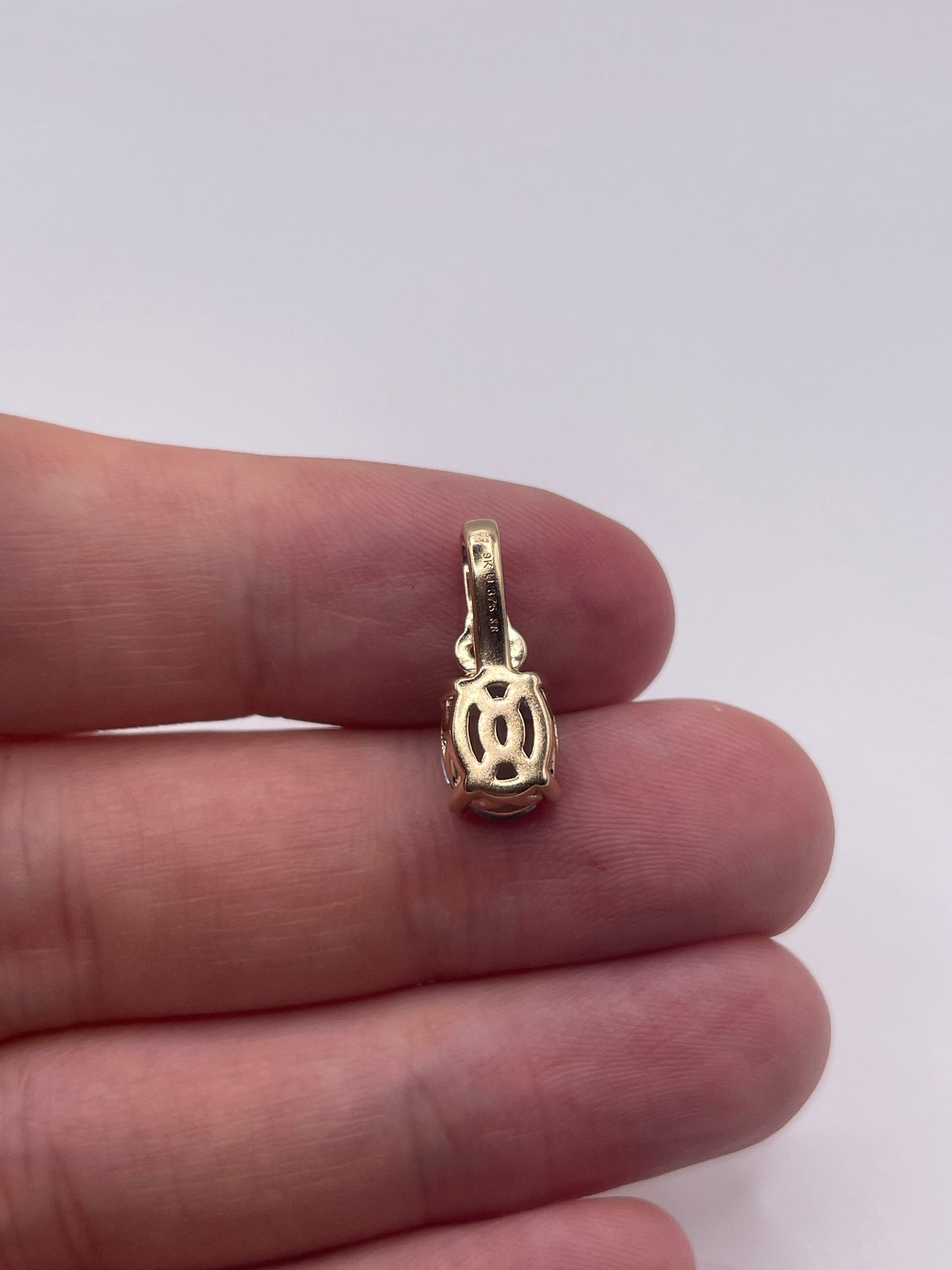 9ct gold zircon pendant