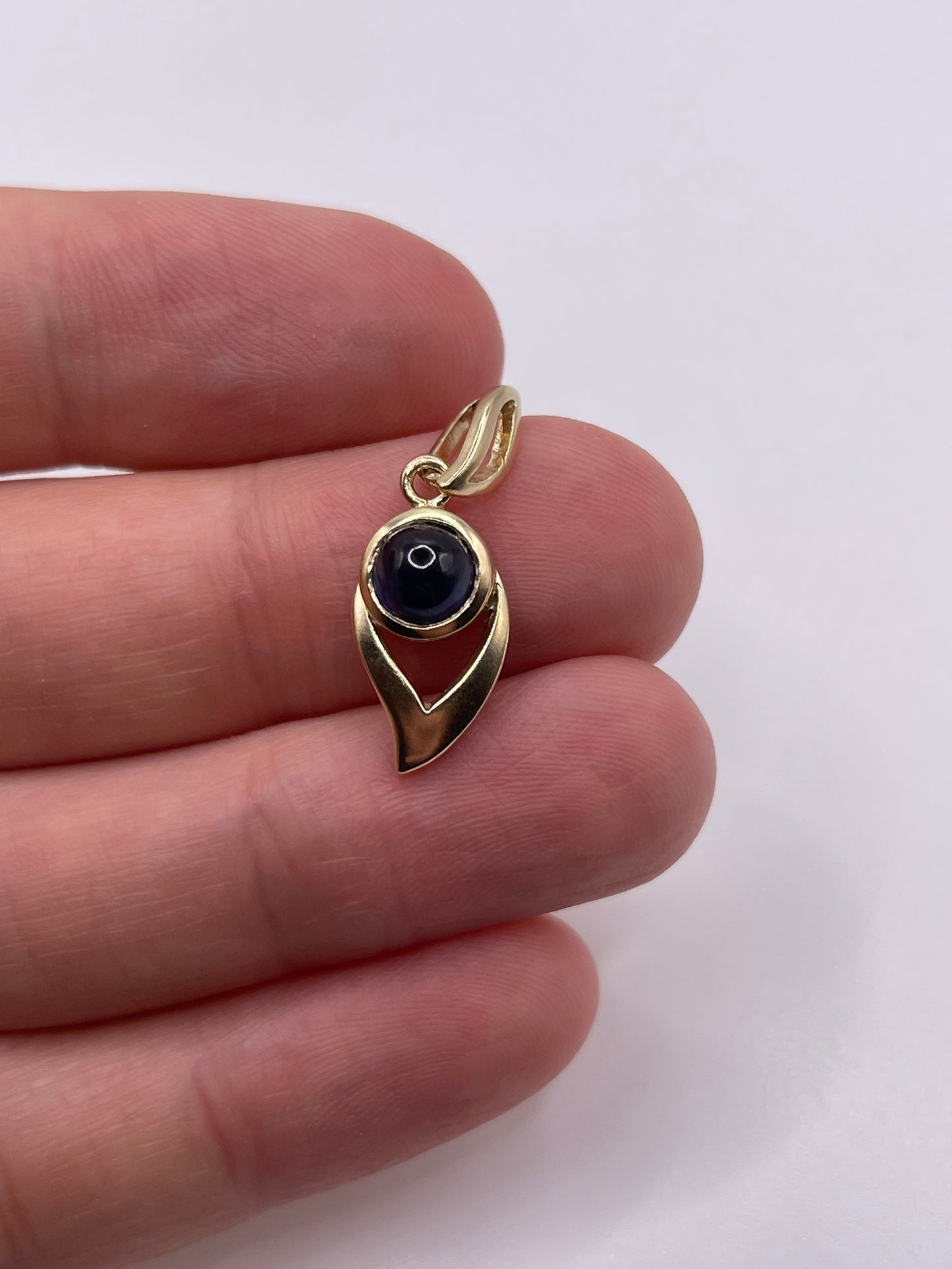 9ct gold cabochon sapphire pendant
