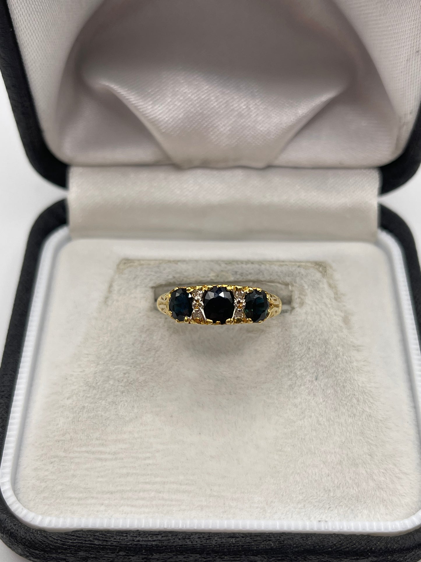 18ct gold sapphire and diamond ring