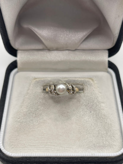 9ct gold pearl and diamond ring