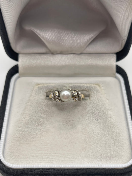 9ct gold pearl and diamond ring