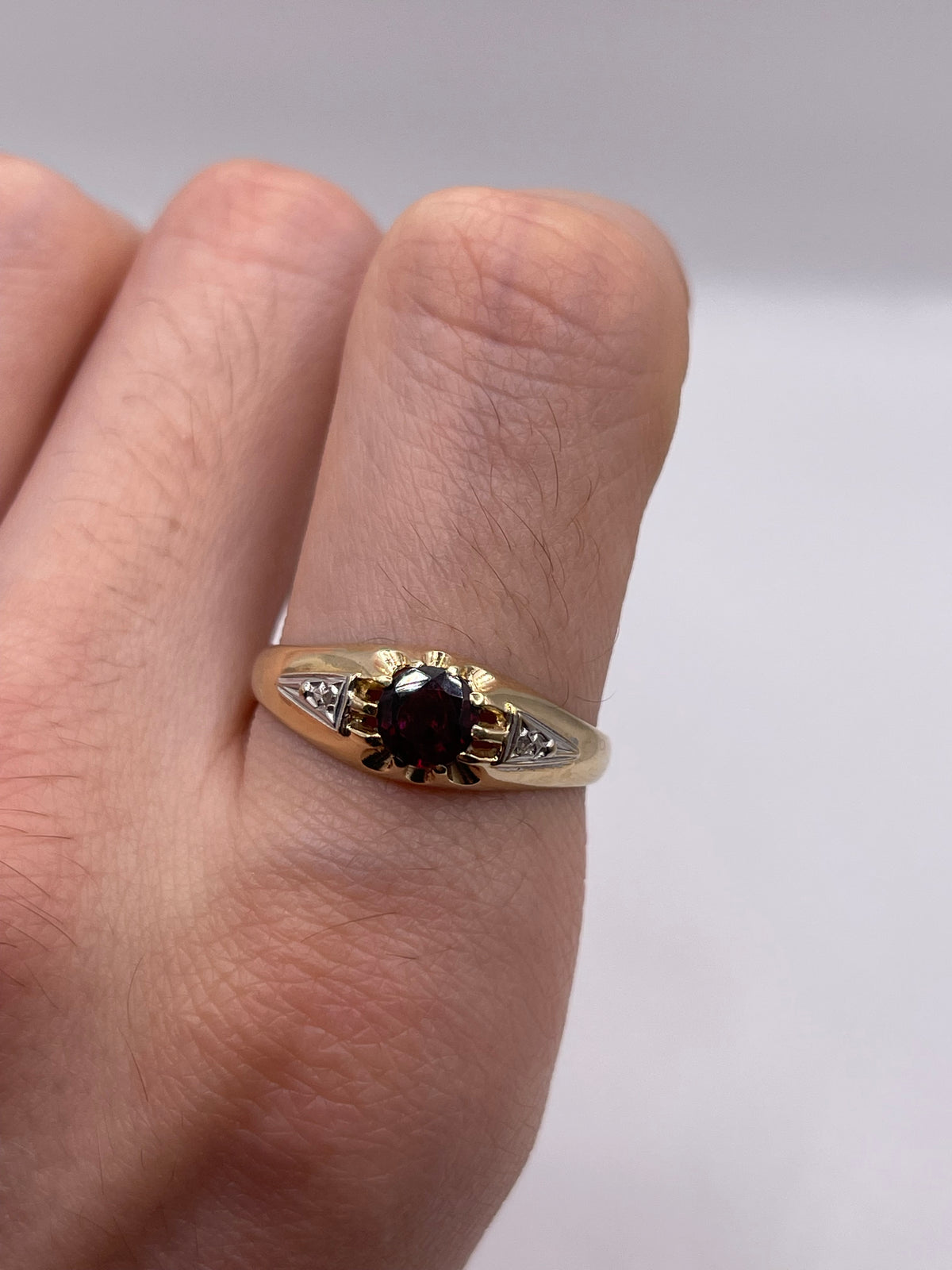 9ct gold garnet and diamond ring