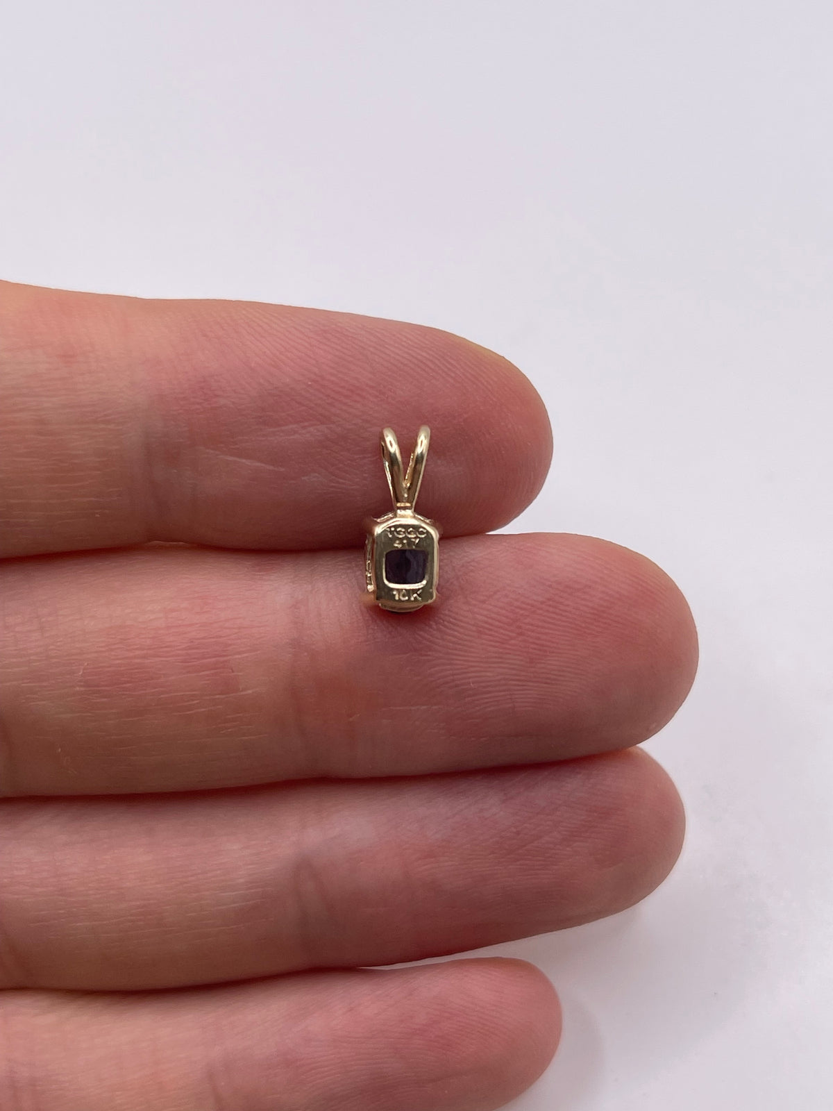 9ct gold iolite pendant