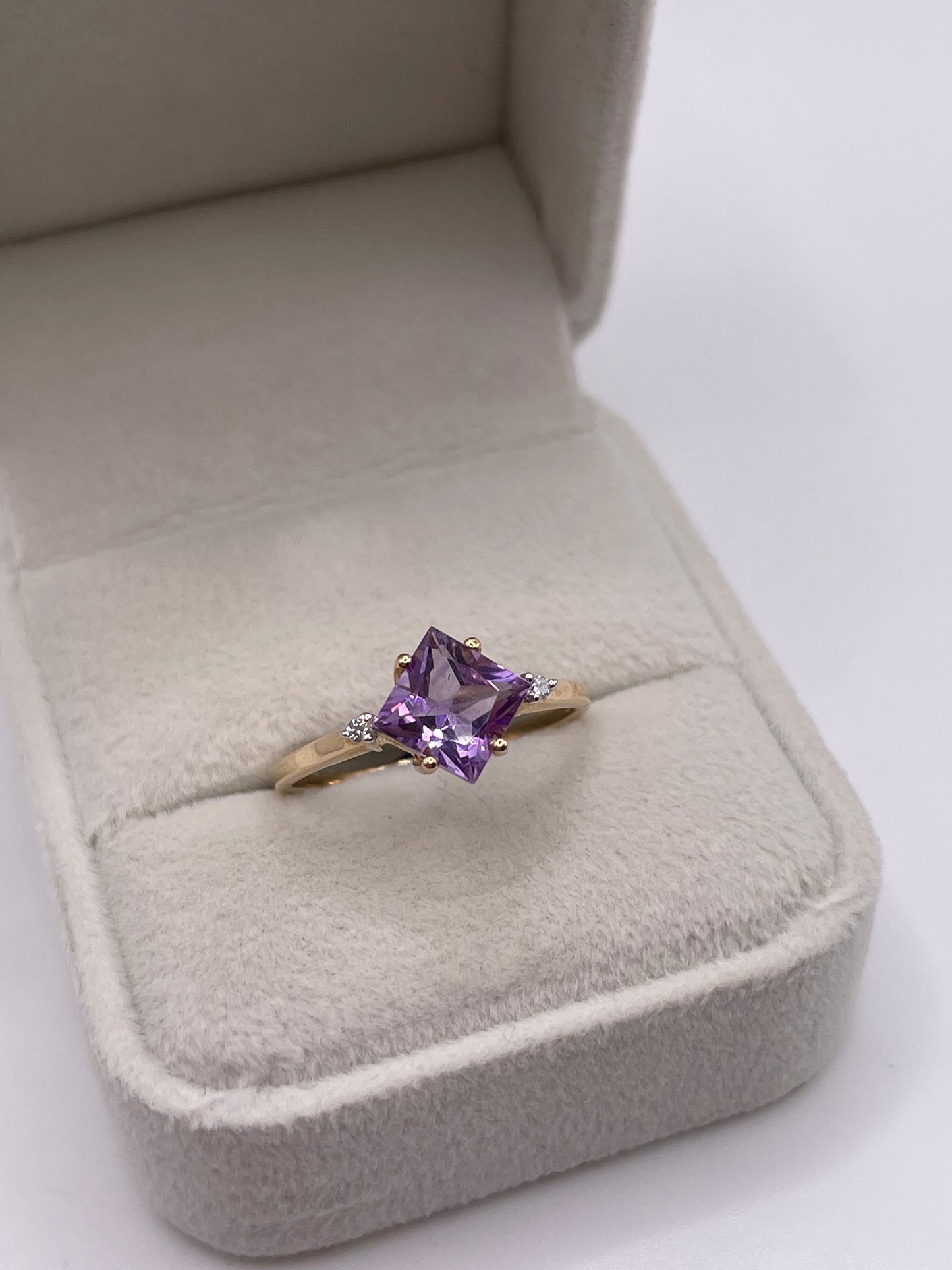 9ct gold amethyst and zircon ring
