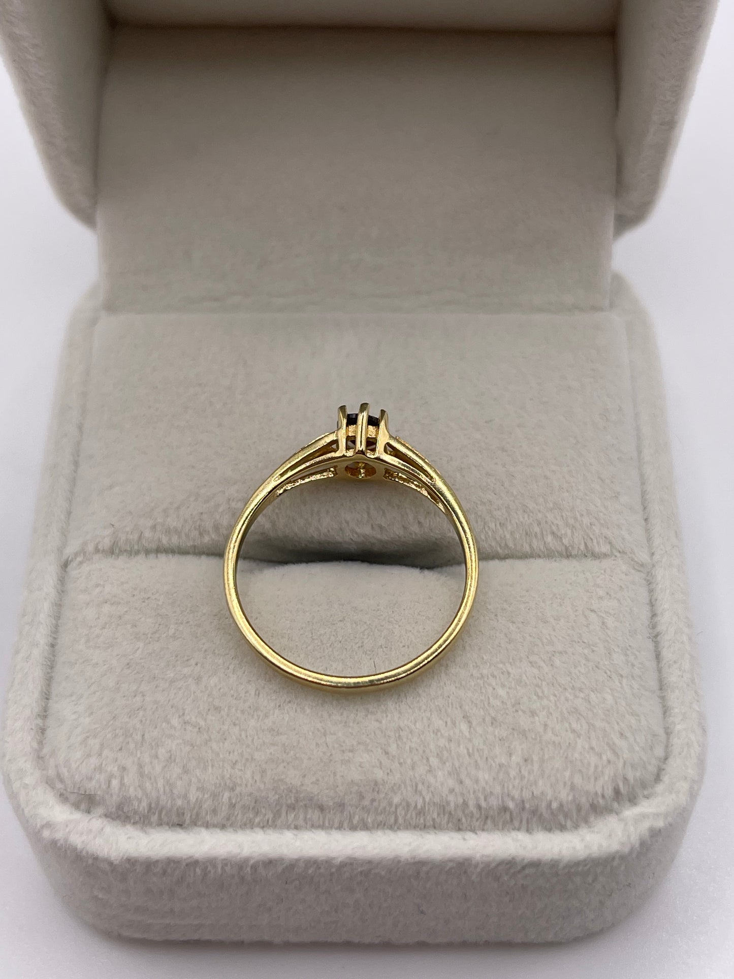 8ct gold garnet ring
