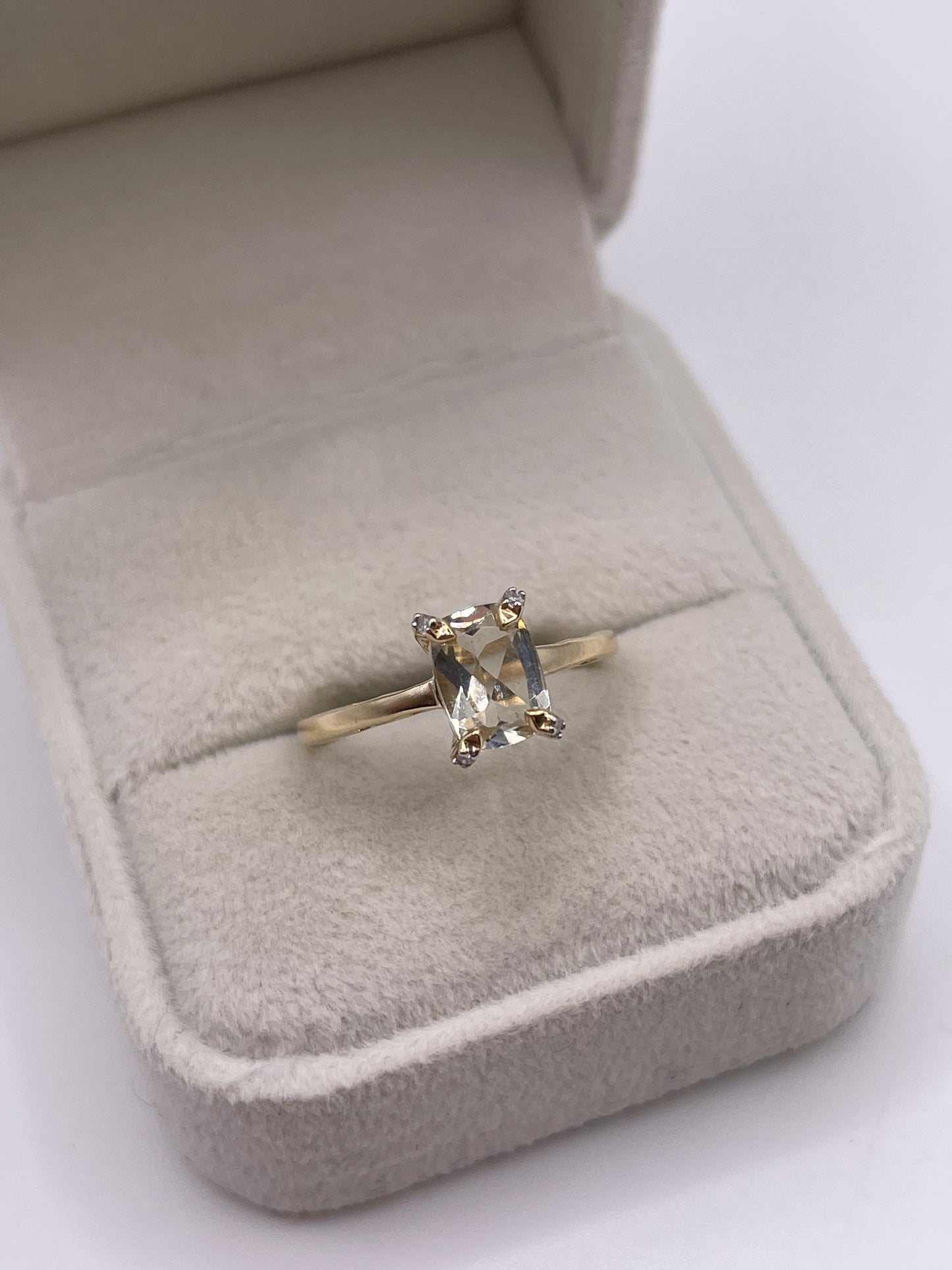 9ct gold quartz and diamond ring