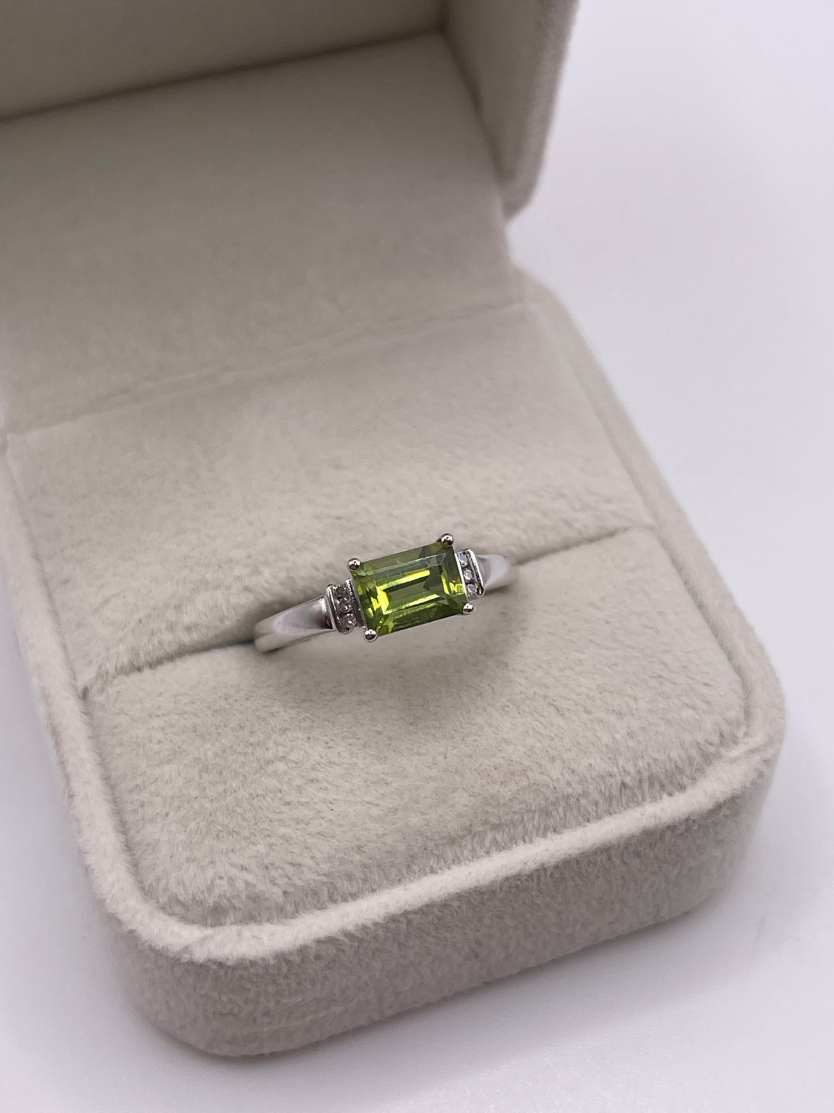 9ct white gold peridot and diamond ring
