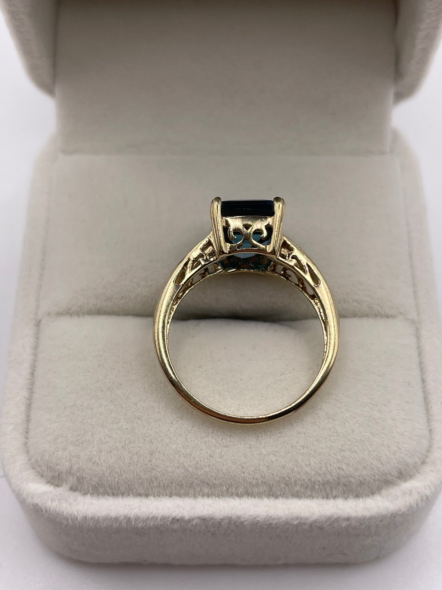 9ct gold London blue topaz and diamond ring