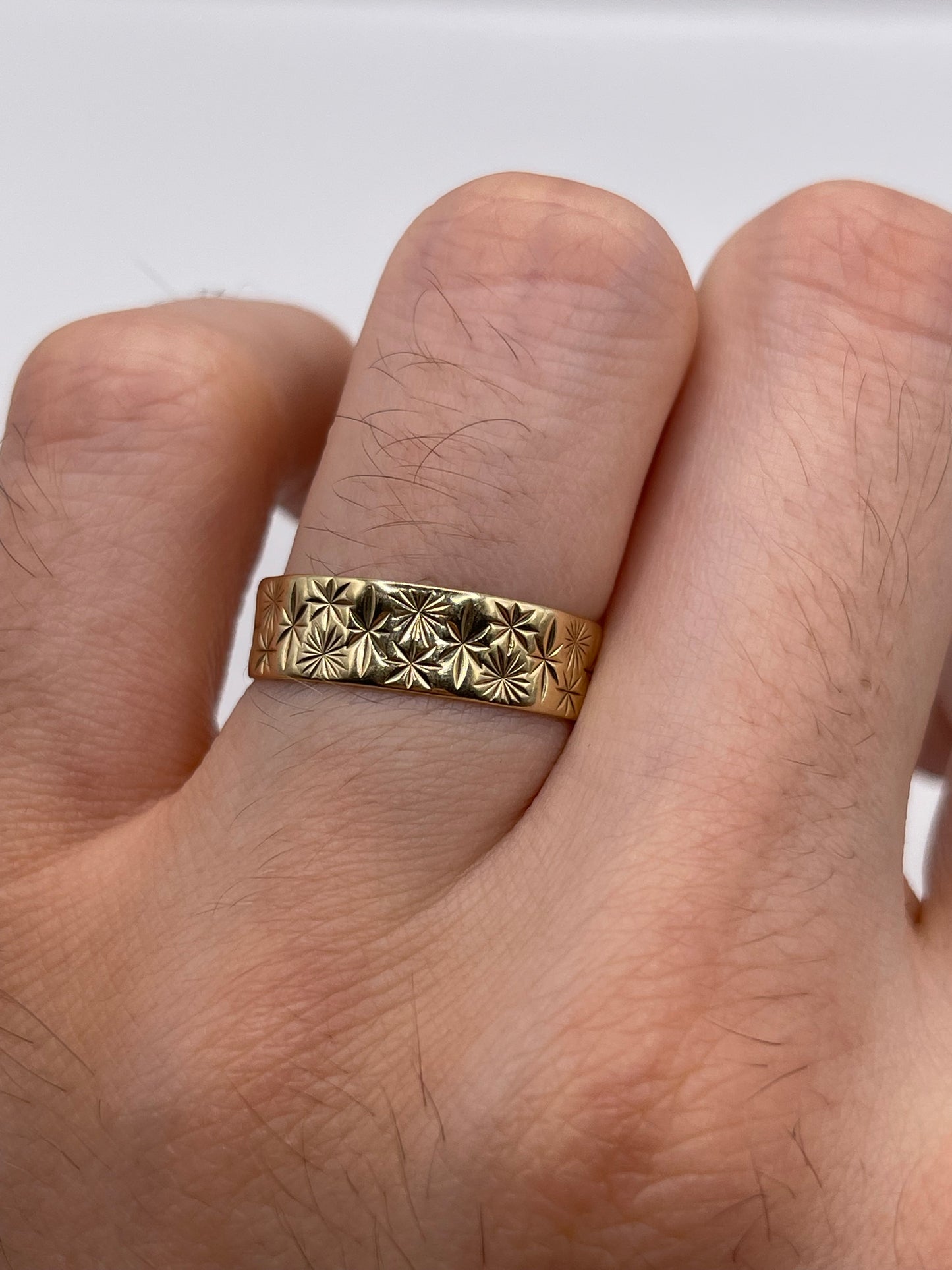 9ct gold patterned band