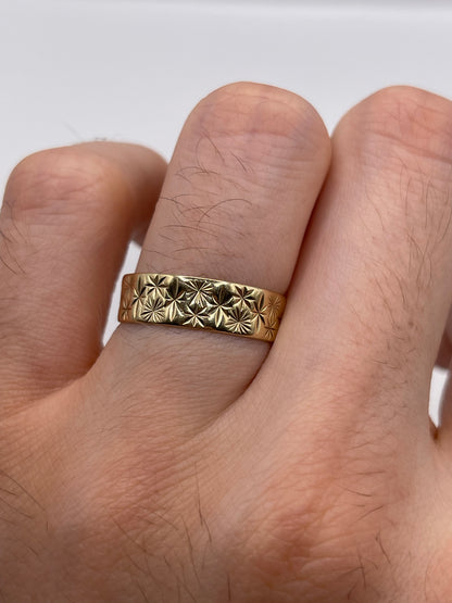 9ct gold patterned band