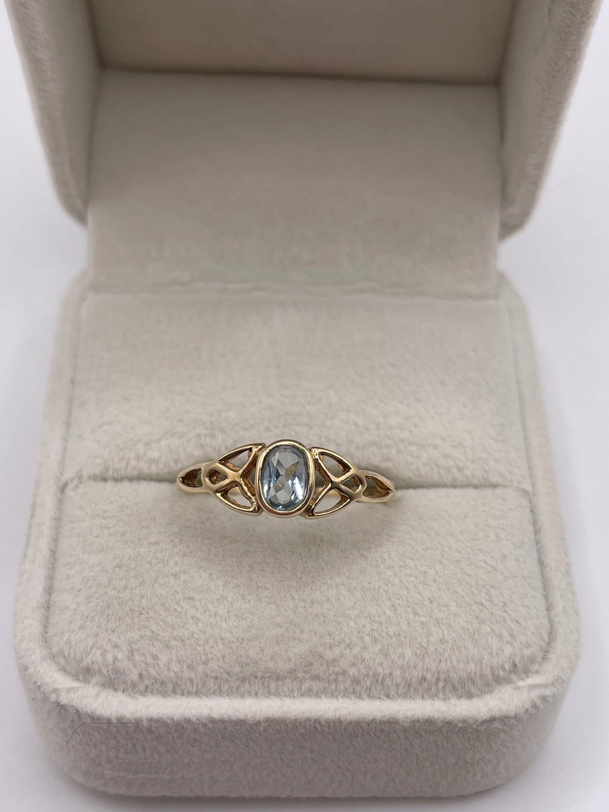 9ct gold blue topaz ring