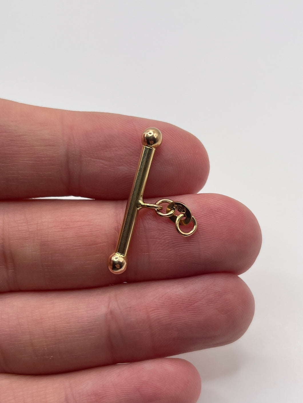 9ct gold T bar pendant