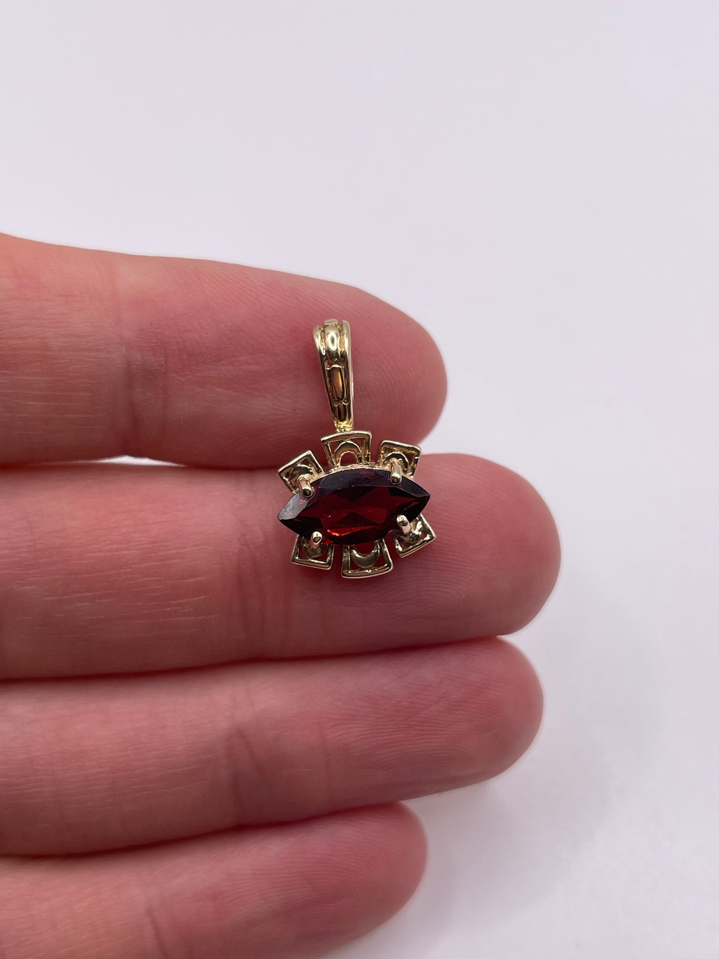 9ct gold garnet pendant