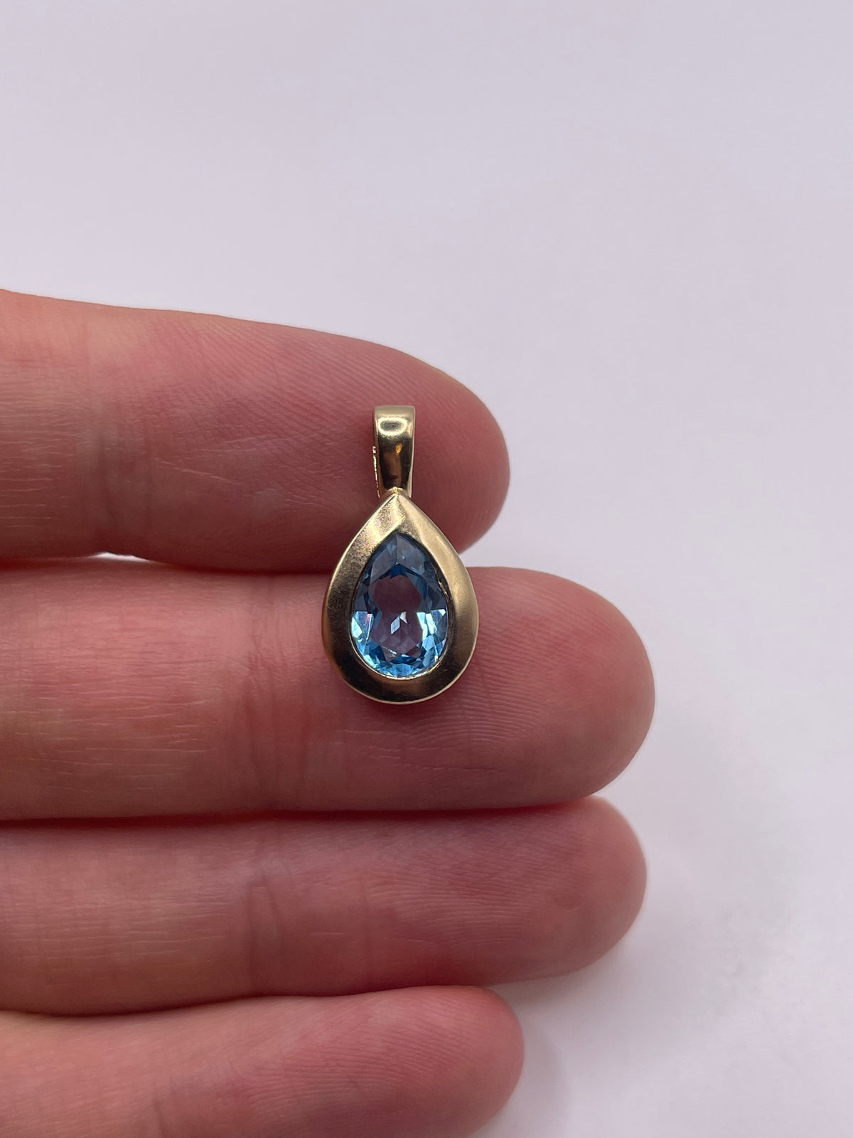 9ct gold topaz pendant