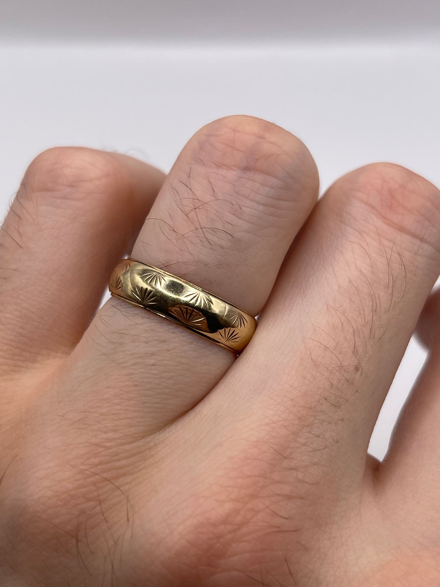 9ct gold patterned band