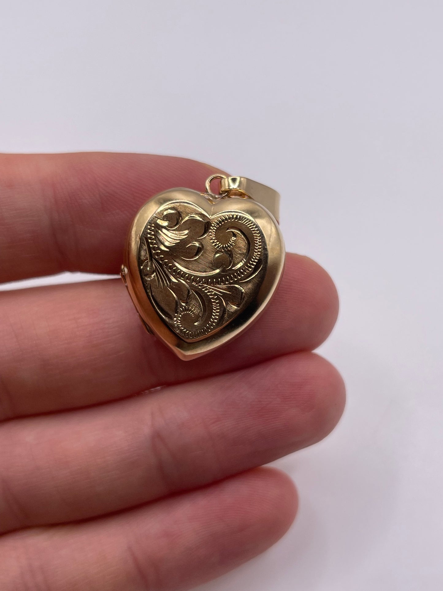 9ct gold heart locket pendant