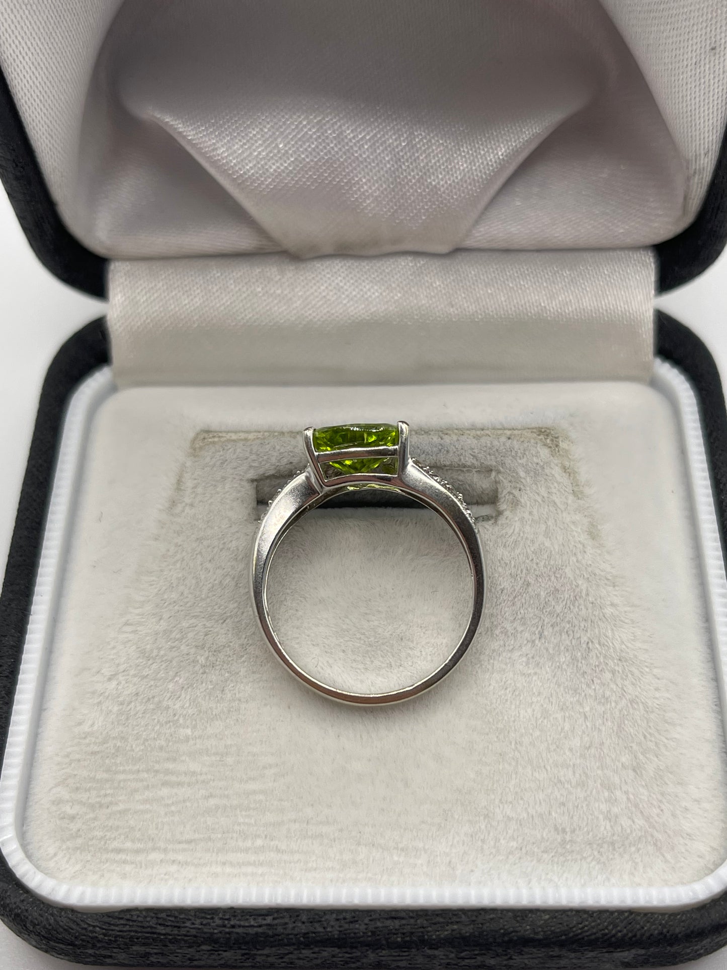 9ct white gold peridot and diamond ring