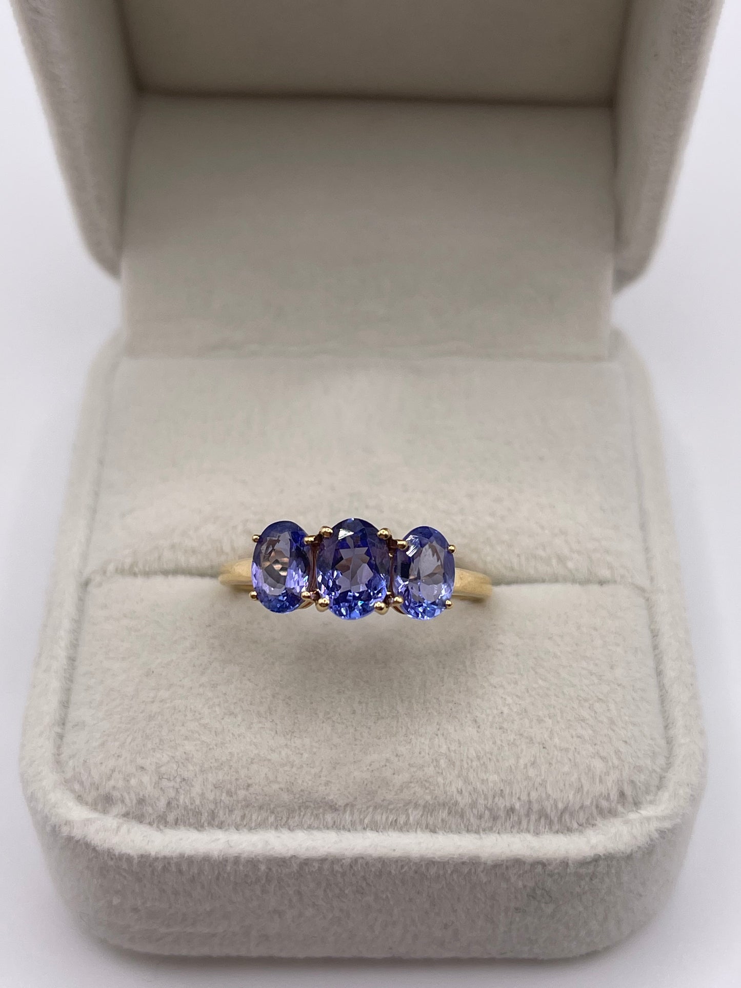 18ct gold tanzanite ring