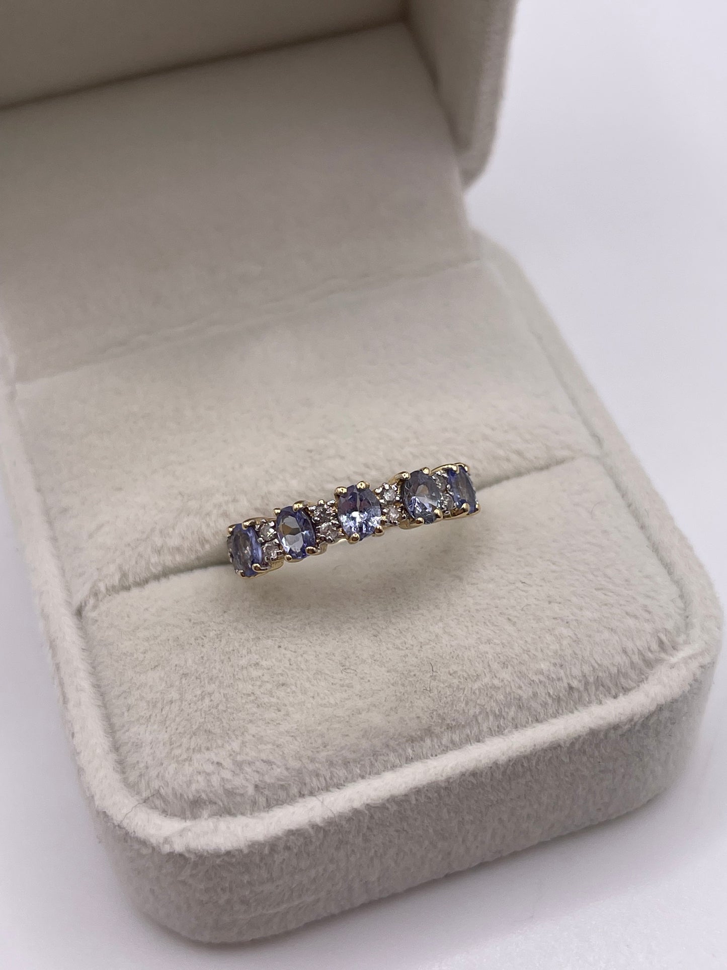 14ct gold tanzanite and diamond ring