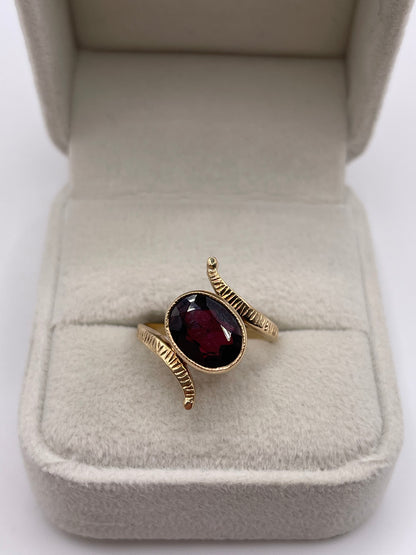 9ct gold garnet ring