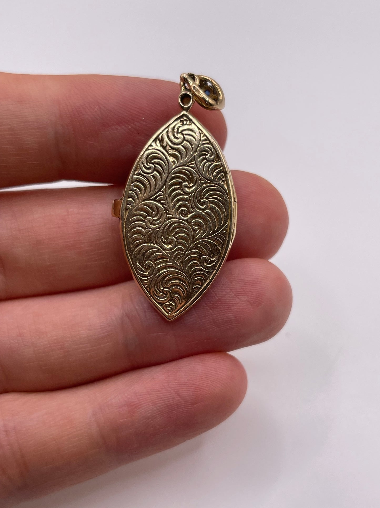 9ct gold sapphire and pearl locket pendant