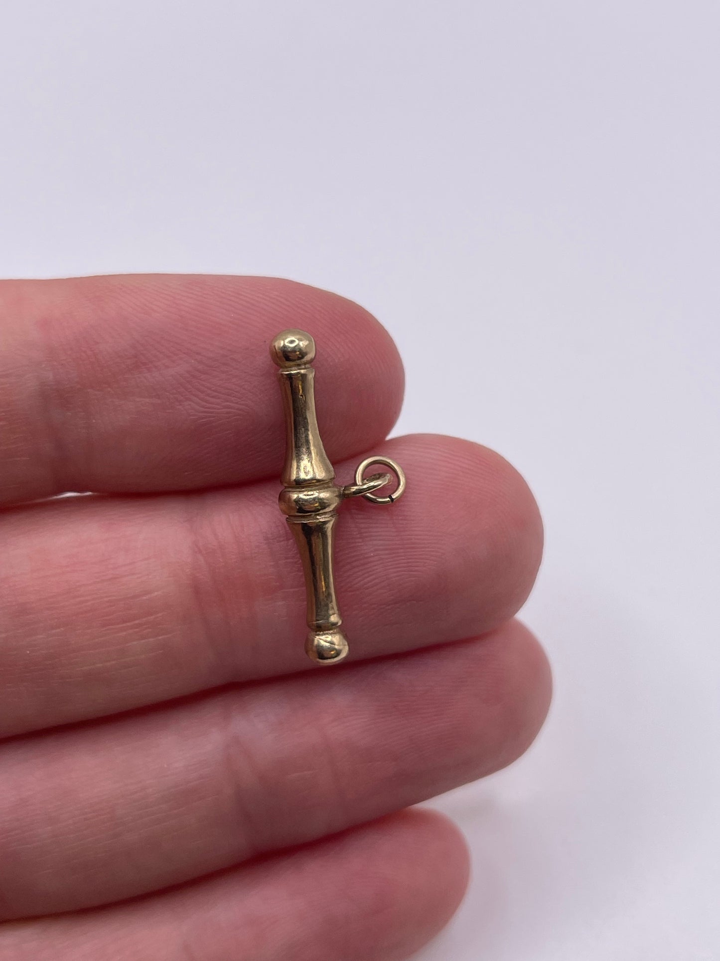 9ct gold t bar pendant