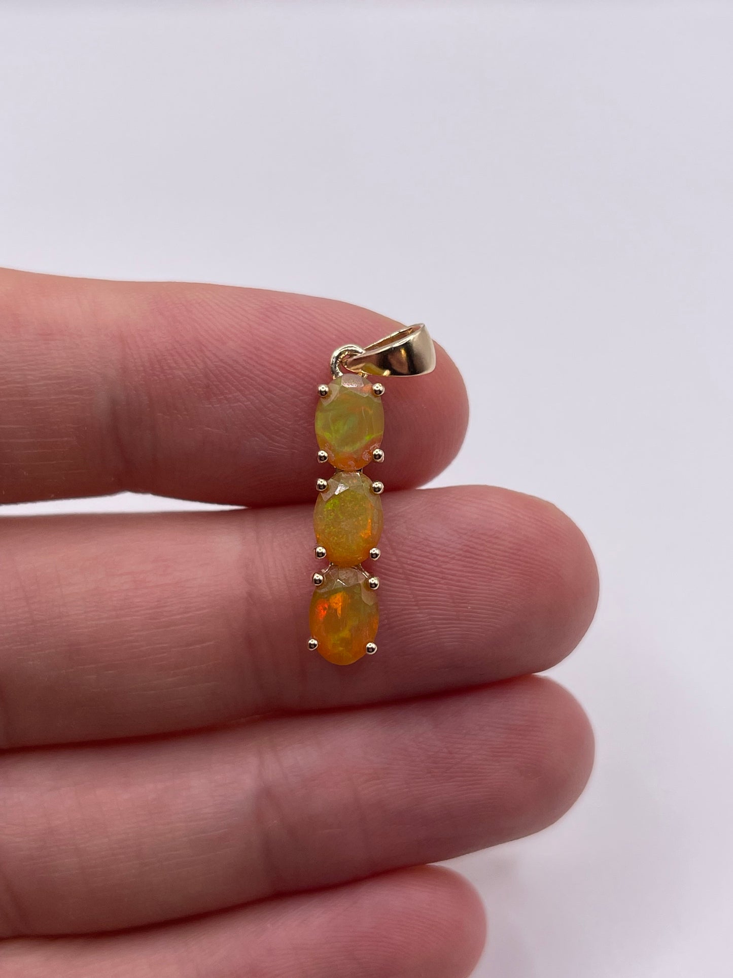 9ct gold opal pendant