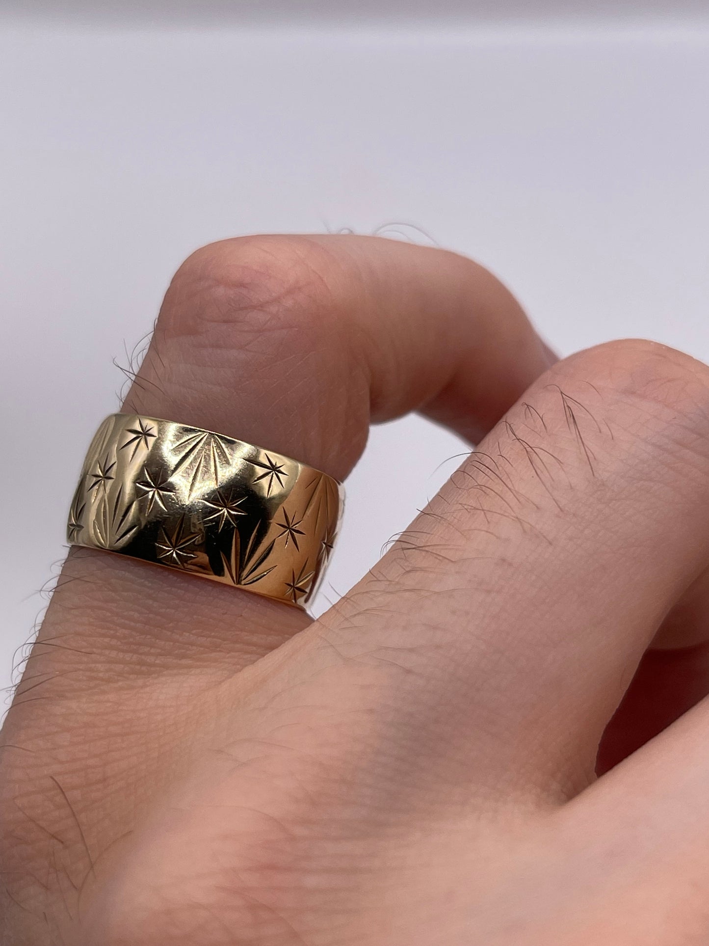 9ct gold patterned band