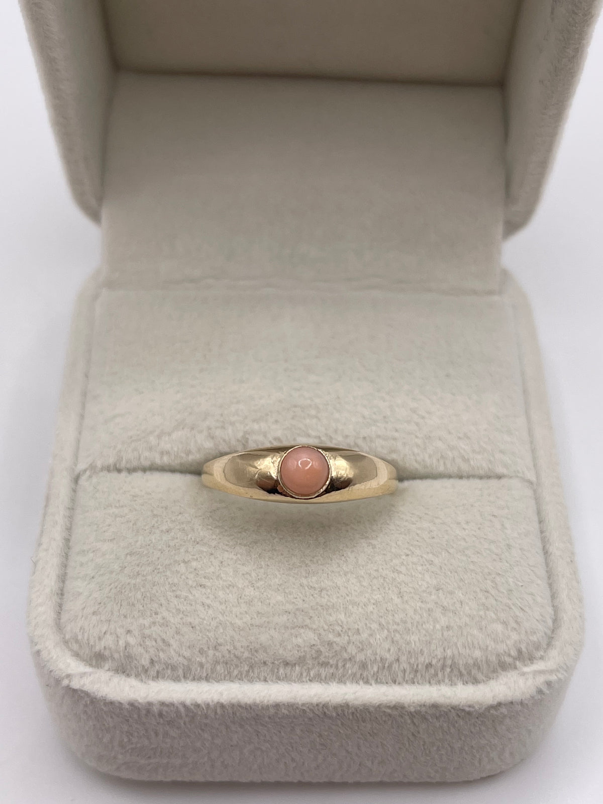 9ct gold coral gyosy ring