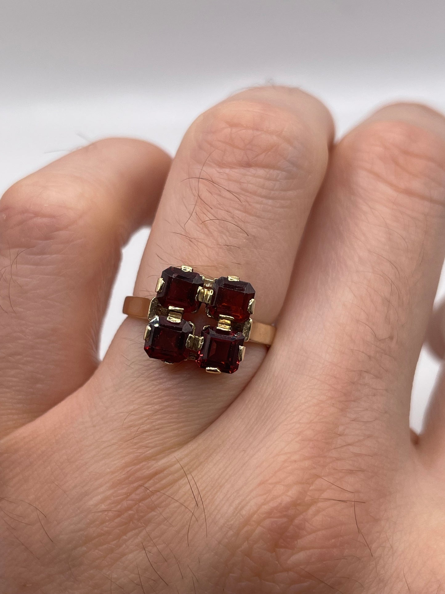 9ct gold garnet ring