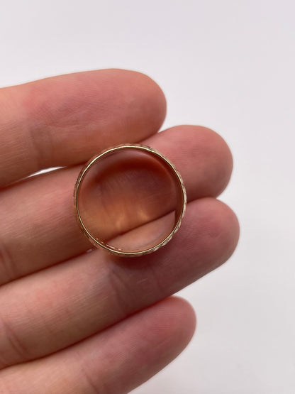 9ct gold patterned band
