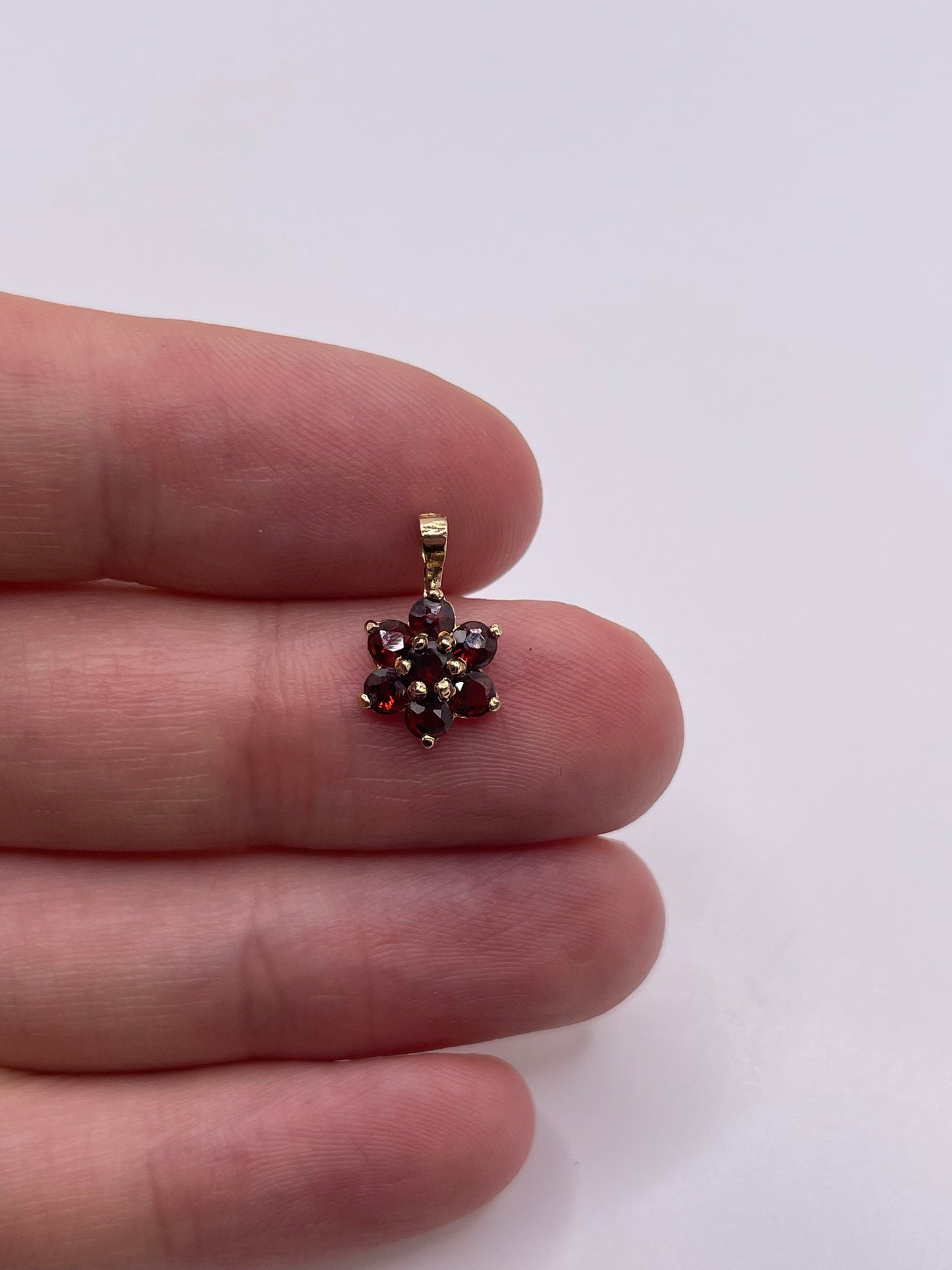 9ct gold garnet pendant