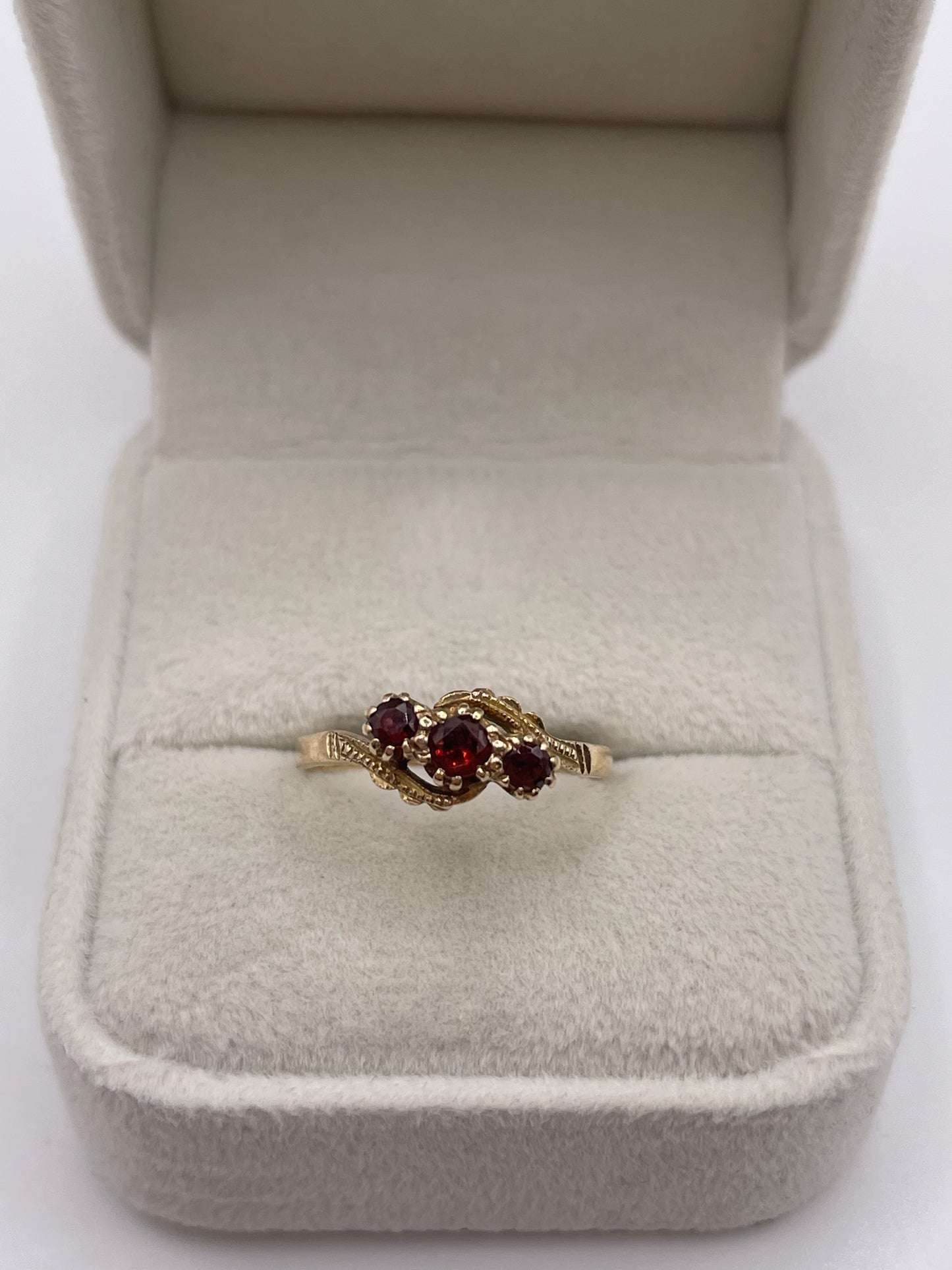 9ct gold garnet ring