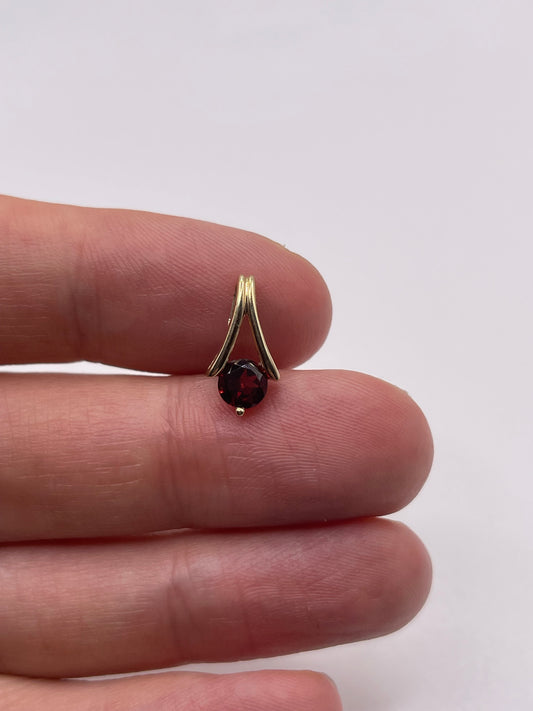 9ct gold garnet pendant