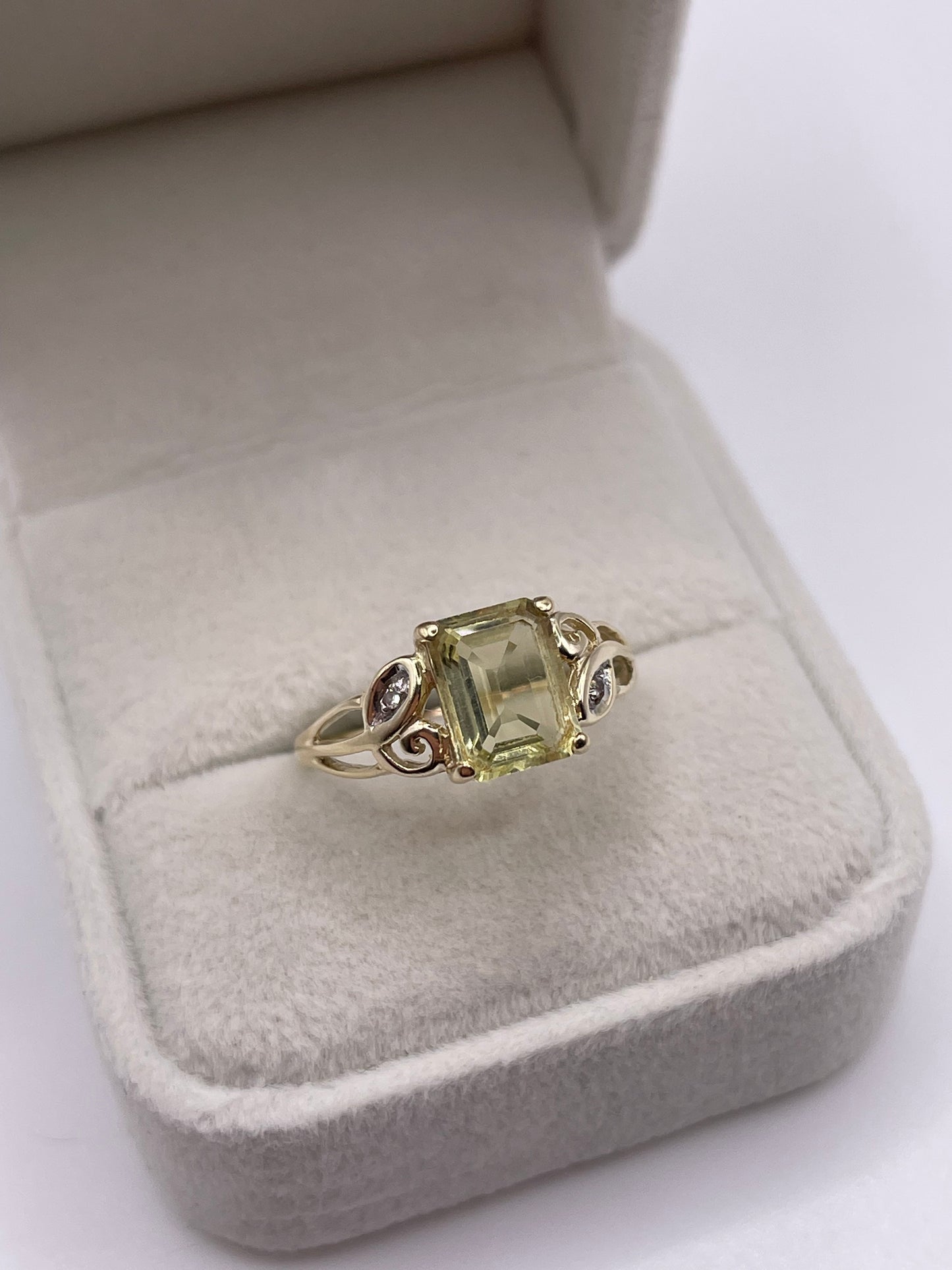 9ct gold quartz and diamond ring