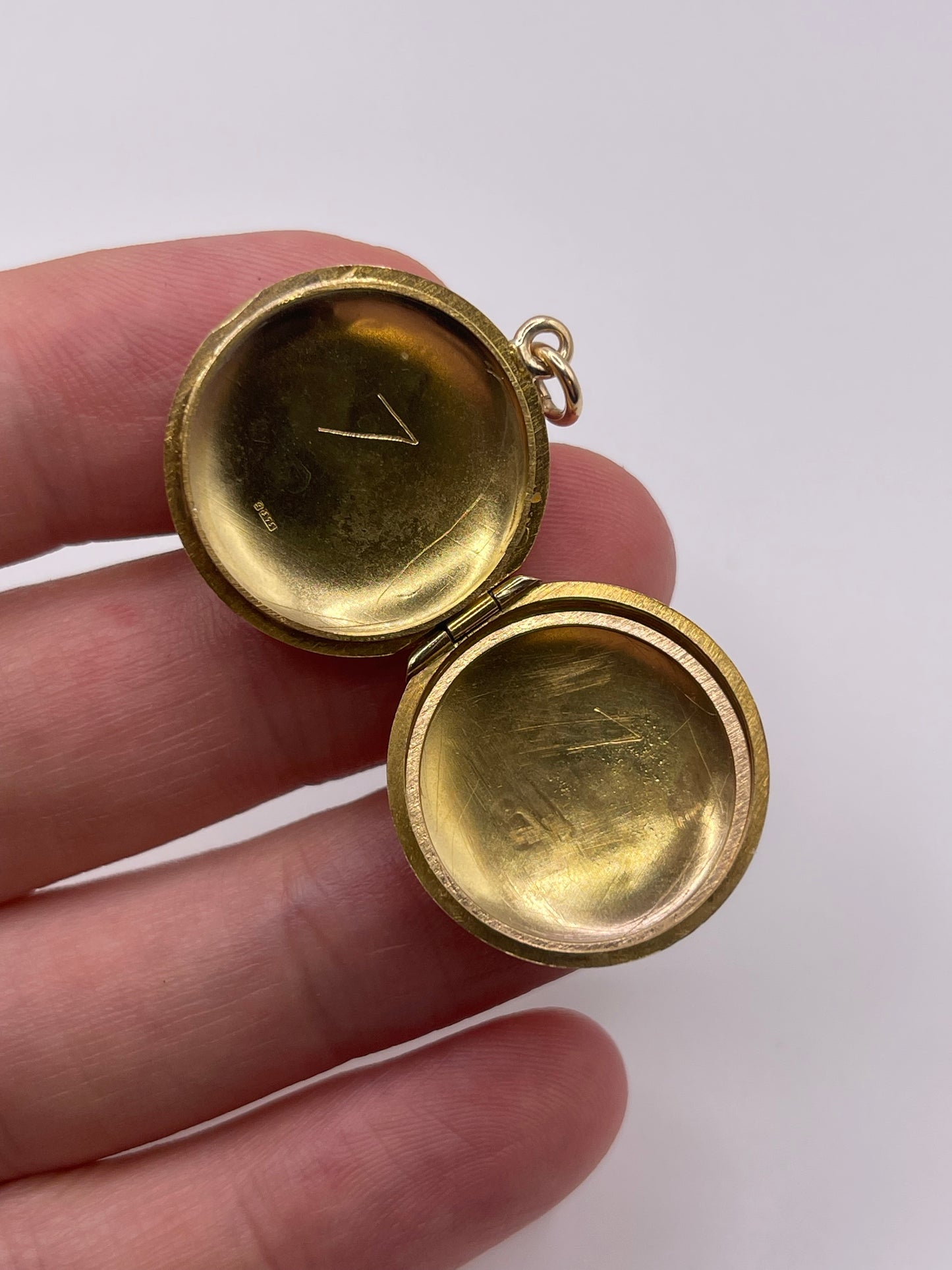 9ct gold locket pendant